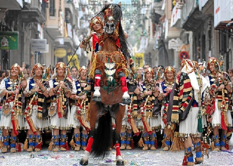 Música festera en un desfile de Moros y Cristianos en Alicante