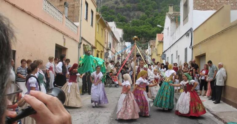 Músicos actuando en una fiesta de pueblo con música tradicional